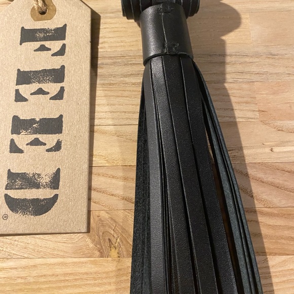 FEED Leather Tassel Black - Picture 3 of 9